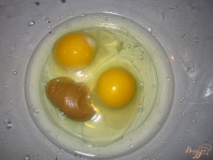 В миску выбить яйца, посолить, добавить горчицу и перемешайте.