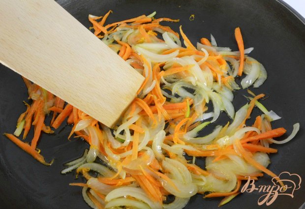 Обжарить лук и морковь на растительном масле до мягкости.