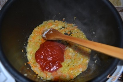Посолить,добавить сахар, томатную пасту, перемешать.