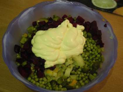 В салатницу порезать свеклу,картофель, морковь,лук,зеленый горошеки свеклу,заправить майонезом