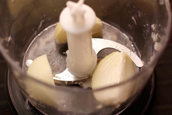Небольшую луковицу также можно измельчить в блендере. Очень быстро и без слез.