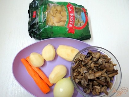 Для приготовления супа нам понадобятся опята, лук, картофель, морковь, паста ракушки, а также растительное масло, соль и перец.