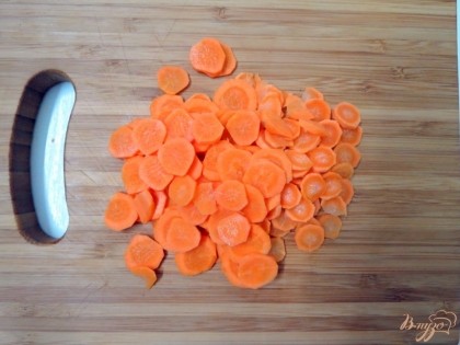 Почистив морковь, помойте её и нарежьте кружочками.