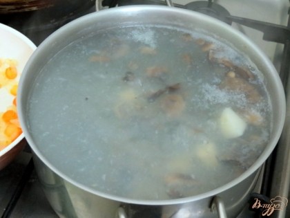 В кастрюлю отправьте картофель и опята, залейте холодной водой и отправьте вариться.