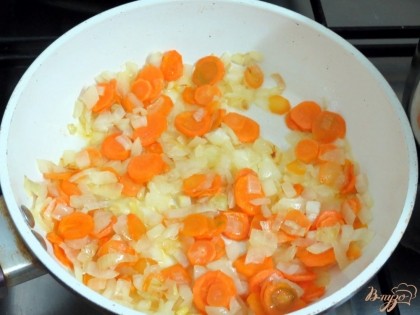 Лук и морковь отправьте пассероваться на смеси сливочного и растительных масел.