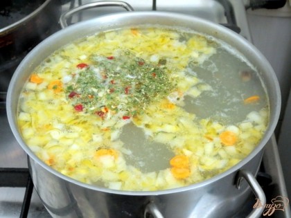 Когда паста готова, вводим в суп соль, перец, сухую смесь специй.