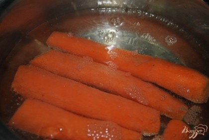 Очистить и отварить морковь 5 минут