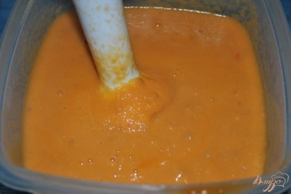 Пересыпать в удобную посуду и перебить блендером соус до однородности