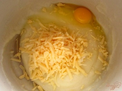 К манной каше добавьте яйцо и натертый сыр, перемешайте.