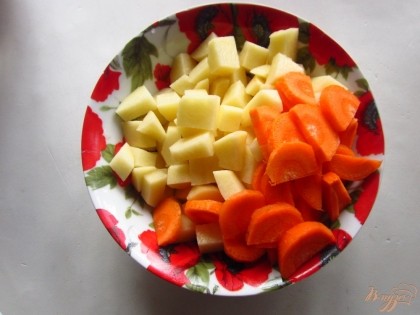 Картофель, лук, морковь очистить и нарезать.