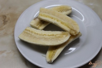 Очищаем банан и нарезаем на четыре части.