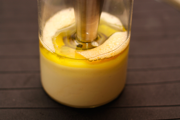 Медленно поднимайте блендер вверх, чтобы масса стала однородной. На этом этапе добавьте уксус или лимонный сок и еще немного взбейте.