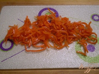 Морковь нарежьте на коротенькие кусочки.