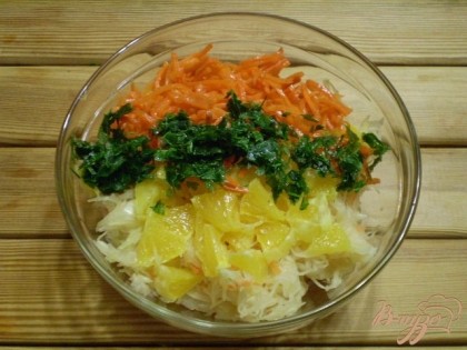В квашенную капусту добавляем апельсин, морковь по-корейски, зелень, специи по вкусу.