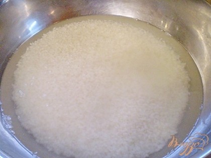 Перебираем рис, замачиваем на время в холодной воде. После промываем до чистой воды.