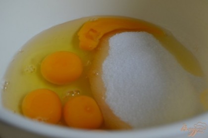 Яйца взбить с щепоткой соли и сахаром.