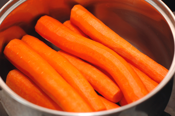 Чистим морковь.