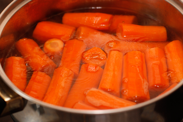 Крупно порезанную морковь варим на небольшом огне под крышкой до мягкости. Воды нужно взять немного, только, чтобы она покрыла овощи.
