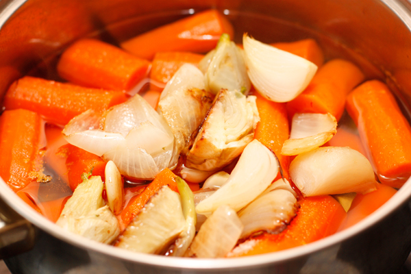Когда морковь станет мягкой, кладем в кастрюлю тушеные овощи.