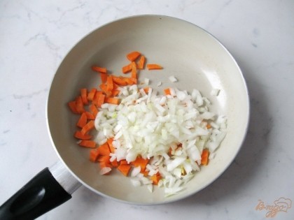 Лук и морковь мелко режем  и тушим на масле в сковородке.