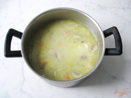 Перед самым окончанием добавляем в наш суп сливки, посолив и поперчив по вкусу.