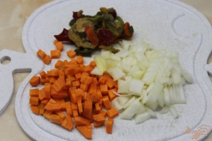 Лук репчатый, чеснок и морковь нарезать мелким кубиком. Перец болгарский у меня заготовка, он уже нарезанный соломкой.