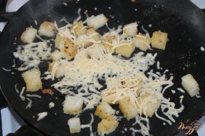 На сливочном масле с добавлением гранулированного чеснока обжарить хлеб и в конце приготовления добавить натертый сыр.