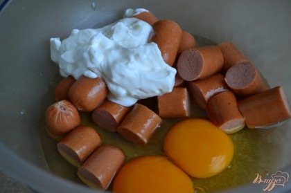 В миску порезать сосиски, выбить 2 яйца и добавить сметану.Пюрировать. Добавить немного соли и сахара по вкусу.