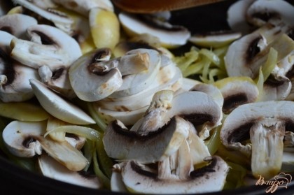 Добавить тонкие ломтики грибов, накрыть крышкой и потушить 10 минут.