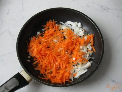 Морковь и лук почистить и помыть. Морковь натереть на терке, а лук мелко порезать.