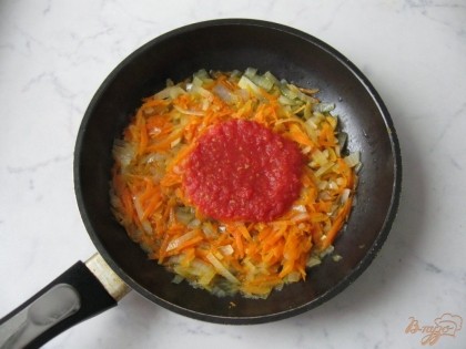 На сковороду с подсолнечным маслом выложить морковь и лук. Тушить их 10 минут. Затем измельчить большой помидор или положить три столовые ложки томатного морса или 2 столовые томатной пасты. Добавить с луку и моркови, перемешать.