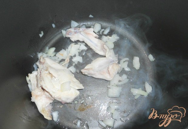 В чашу мультиварки влить растительное масло и добавить - сливочное. Курицу порезать на небольшие кусочки, выложить в чашу и выставить режим "обжаривание" на 15 минут.