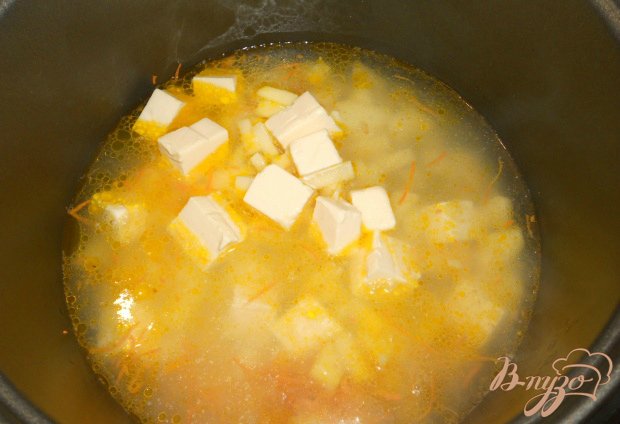 Залить все 1 л горячей воды, накрыть крышкой и выставить режим "суп" или "тушение". Оставшуюся воду влить через 10-15 минут, суп посолить по вкусу. Продолжать готовить на том же режиме 40-45 минут. За 5 минут до окончания, добавить измельченный чеснок и черный молотый перец.