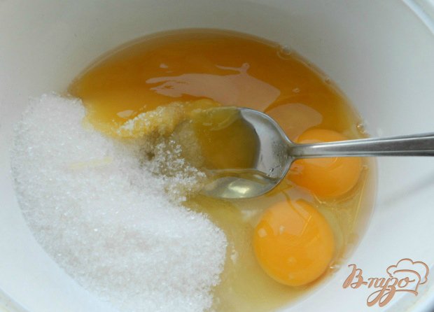 В глубокую миску или кастрюльку всыпать сахарный песок, добавить мед и яйца.