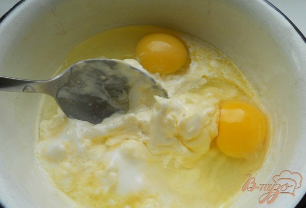 В другой миске смешать яйца с размягченным сливочным маслом и сметаной.