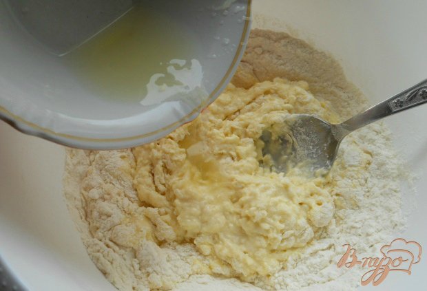 В мучную смесь добавить яично-маслянную, влить лимонный сок.