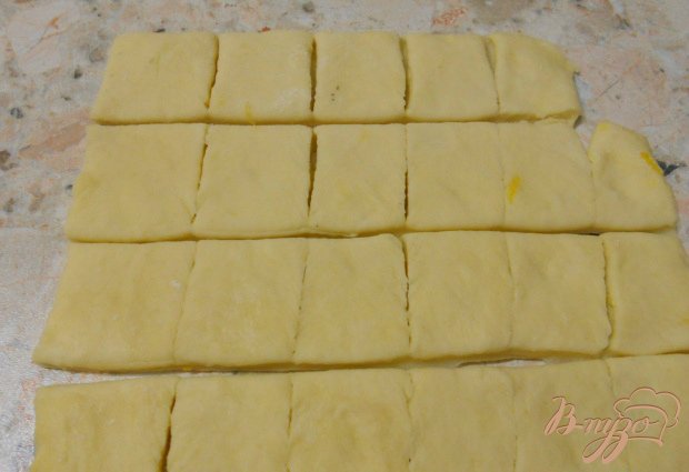 Замесить некрутое, эластичное тесто. Тесто завернуть в пищевую пленку и поместить в холодильник на 40 минут. Затем раскатать тесто в пласт, толщиной немного меньше 1 см и порезать его на квадратики, приблизительно 2 х 2.