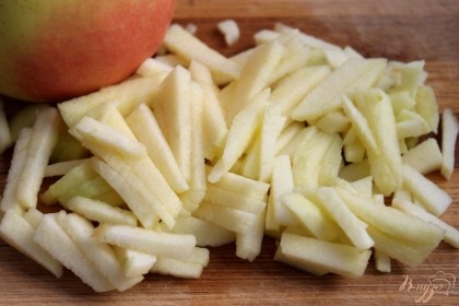 Маленькое яблоко чистим от кожуры и семечек, нарезаем кусочками и добавляем к луку.