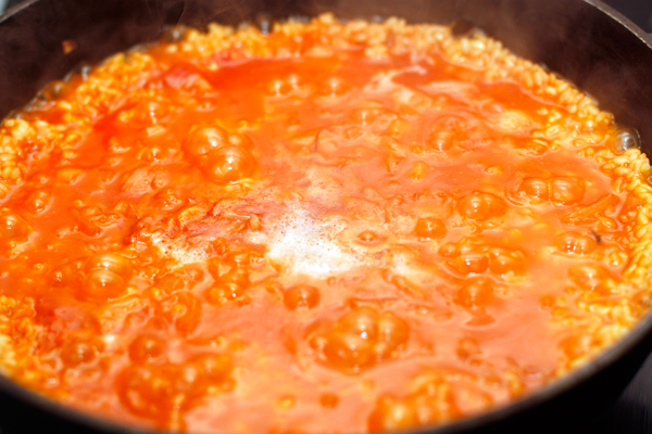 Добавьте томатное пюре или измельченную мякоть томатов.