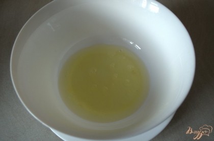 Аккуратно отделяем белки от желтков в чистую сухую посуду.
