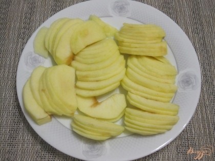 Яблоки очистить и порезать тонкими дольками.