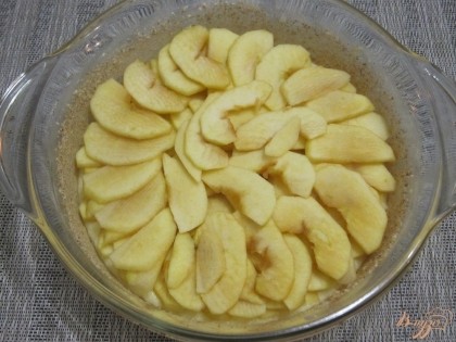Форму смазать маслом и посыпать молотыми сухарями. Выложить половину каши, на нее - нарезанные яблоки.