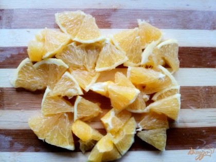 Апельсин очистить, нарезать кольцами и разрезать на маленькие треугольники.