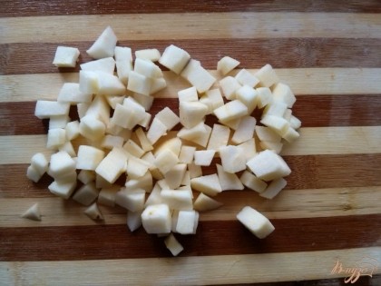 Яблоко нарезать на мелкие квадратики.