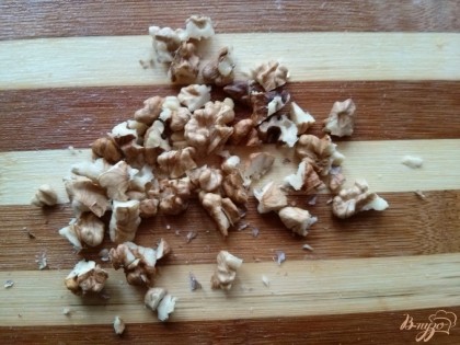 Начистить и немного измельчить грецкие орехи.