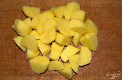 Картофель порезать достаточно большими кусками.