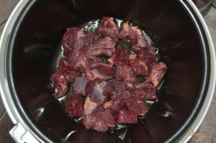 Мясо отправить в предварительно разогретое масло в чаше мультиварки и жарить 5 минут в режиме жарка.
