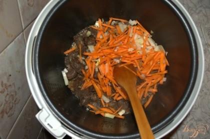 К поджаренному мясу добавить морковь с луком и жарить еще 5 минут, помешивая. После чего добавить специи, соль, лавровый лист. Туда же отправить картофель. Все тщательно перемешать и добавить воды. Закрыть крышку и готовить в режиме тушение 40 минут.