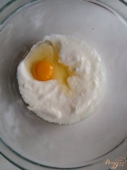 В миску влейте кефир добавьте яйцо, соль, сахар и перемешайте.