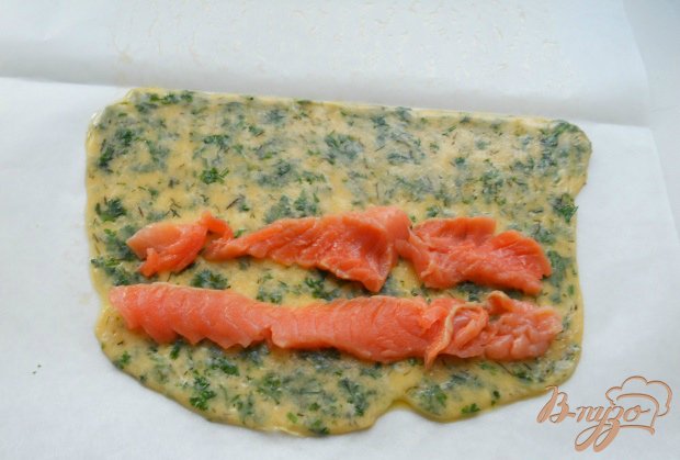 Соленую рыбу тоненько нарезать и выложить на пласт подготовленного сыра.